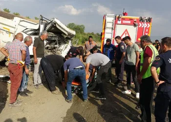 Tokat’ta hurdaya dönen kamyondan yaralı olarak kurtuldu