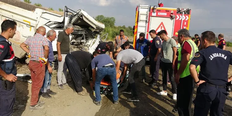 Tokat’ta hurdaya dönen kamyondan yaralı olarak kurtuldu