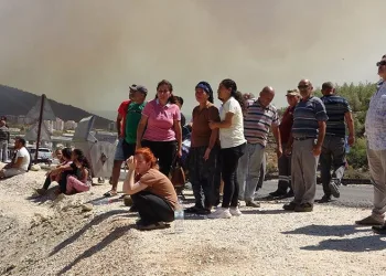 Köylüler yangını endişeli gözlerle izledi