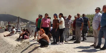 Köylüler yangını endişeli gözlerle izledi