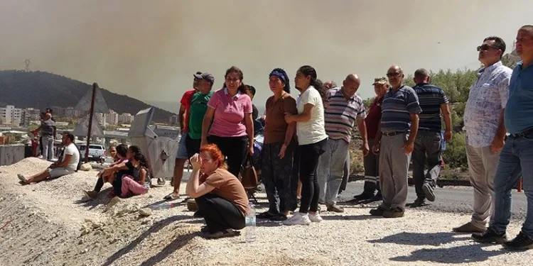 Köylüler yangını endişeli gözlerle izledi