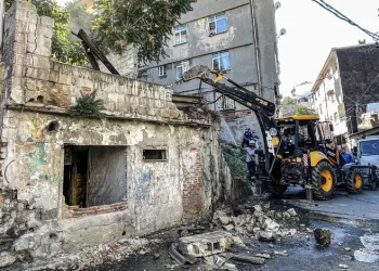 Şişli’de metruk binaların yıkımına başlandı