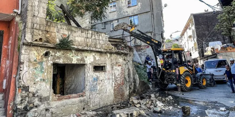 Şişli’de metruk binaların yıkımına başlandı