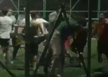 Halı sahada silahla dehşet saçtı