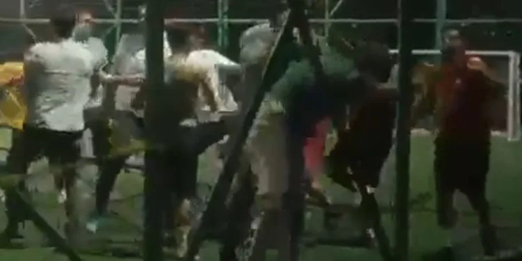 Halı sahada silahla dehşet saçtı