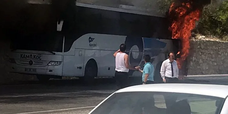 Yolcu otobüsü alev alev yandı
