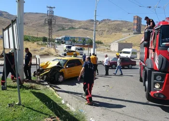 Malatya’da temizlik aracı ile otomobil çarpıştı: 4 yaralı