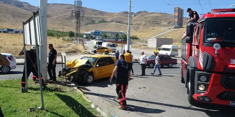 Malatya’da temizlik aracı ile otomobil çarpıştı: 4 yaralı