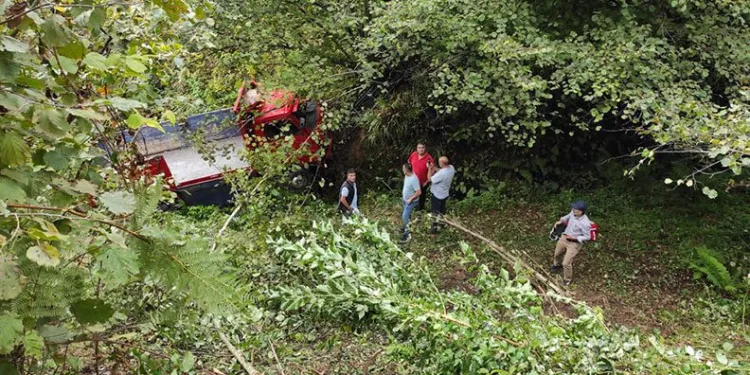 Giresun’da çay kamyonu uçuruma yuvarlandı: 1’i ağır 3 yaralı