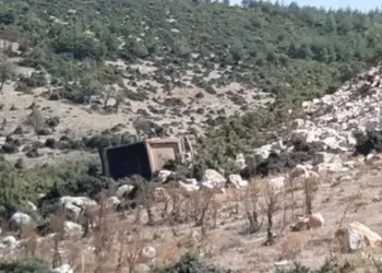 Bursa’da hafriyat kamyonu uçurumdan yuvarlandı