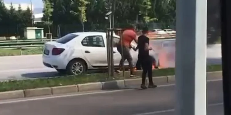 Bursa’da seyir halindeki otomobilde yangın