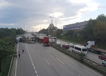 Kocaeli’de servis aracı devrilen tıra çarptı: 5 yaralı
