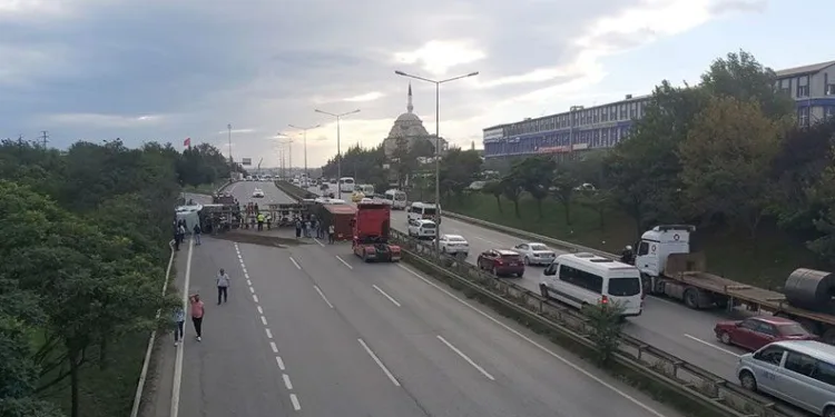 Kocaeli’de servis aracı devrilen tıra çarptı: 5 yaralı