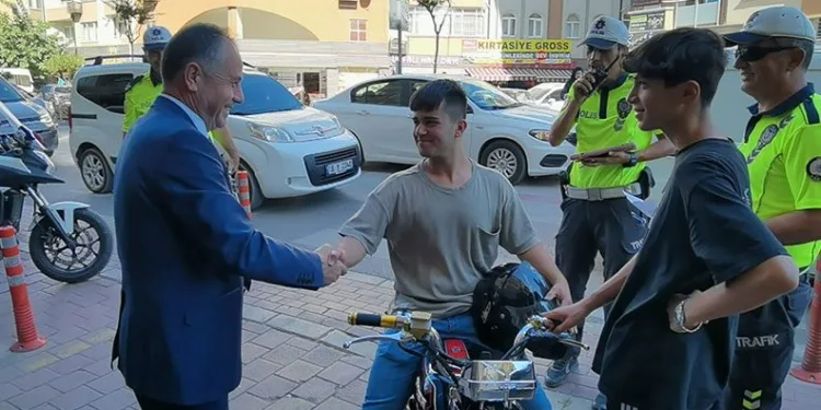 Emniyet müdüründen motosikletli gence teşekkür