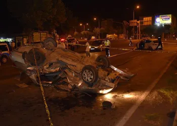 2 otomobil çarpıştı: 1 ölü, 4 yaralı