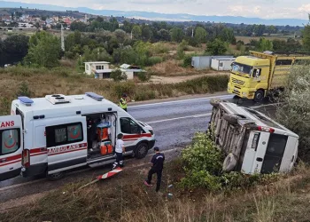 Bursa’da servis minibüsü devrildi: 7 yaralı