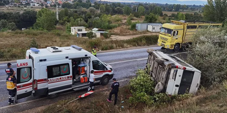 Bursa’da servis minibüsü devrildi: 7 yaralı