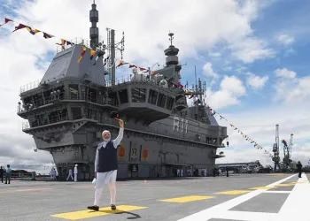 Hindistan’ın ilk yerli uçak gemisi denize indirildi