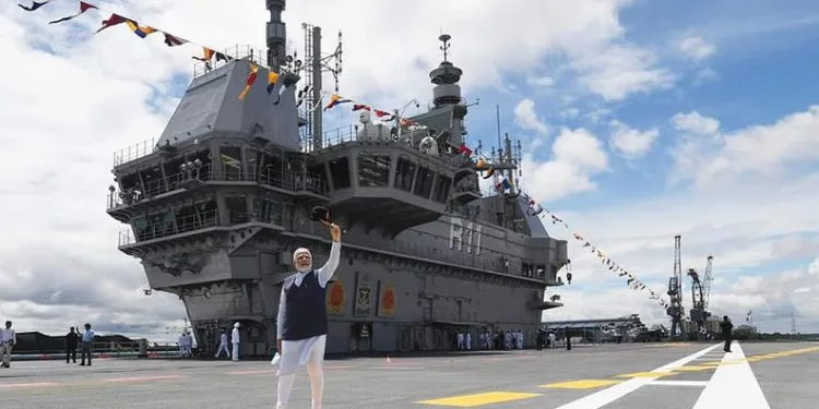 Hindistan’ın ilk yerli uçak gemisi denize indirildi
