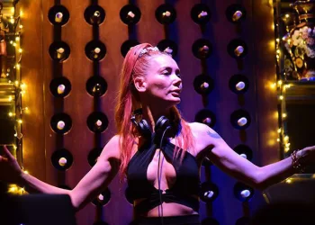 Bursa’da müziğin ritmini kadın dj’ler belirledi