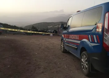 Tartıştığı eşini çocuklarının gözü önünde öldürdü