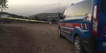 Tartıştığı eşini çocuklarının gözü önünde öldürdü