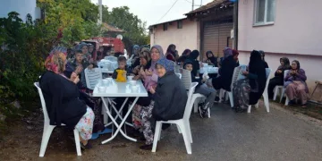 Şehitler için lokma döküp aşure dağıttılar