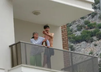 Annesini balkonda alıkoydu, polisi harekete geçirdi