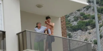 Annesini balkonda alıkoydu, polisi harekete geçirdi