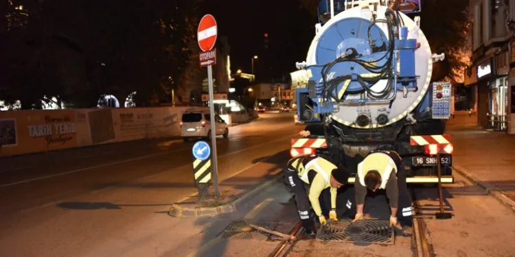 Bursa’da mazgallar gece temizleniyor