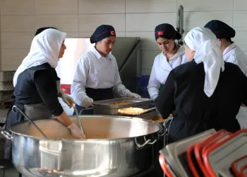 Bursa’da liseliler köy okullarındaki öğrenciler için yemek pişiriyor