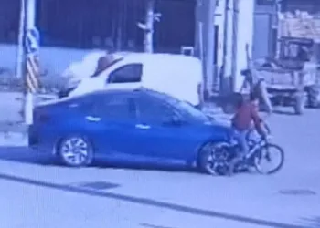 Bursa’da otomobil bisikletli çocuğa çarptı