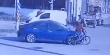 Bursa’da otomobil bisikletli çocuğa çarptı