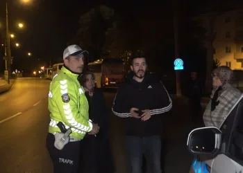 Bursa’da taksiye çarpan sürücü önce kaçtı, sonra geri döndü