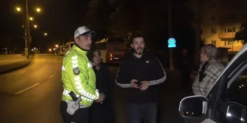 Bursa’da taksiye çarpan sürücü önce kaçtı, sonra geri döndü