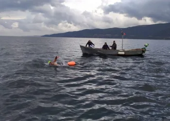Marmara Deniz’inde 7 saat yüzdüler