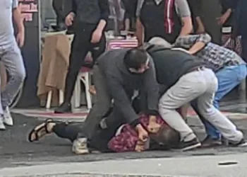 Bursa’da sokak ortasında sopa, balta ve silahlı kavga