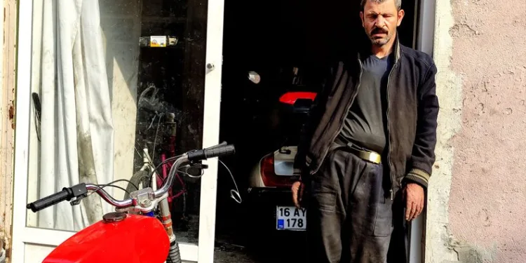 Görmeyen gözleriyle 20 yıldır motosiklet tamir ediyor