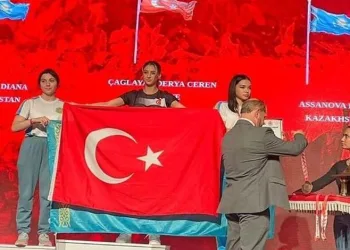 Milli sporcu Kazak sporculara Türk bayrağıyla cevap verdi