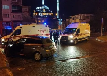Bursa’da TIR kavşakta otomobile çarptı