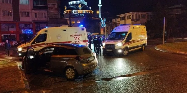 Bursa’da TIR kavşakta otomobile çarptı
