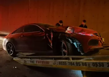 Bursa’da yolcu indiren otobüse otomobil çarptı
