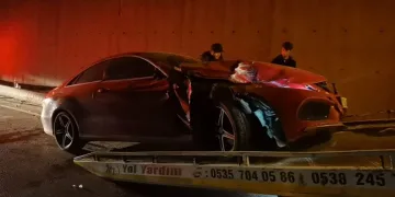 Bursa’da yolcu indiren otobüse otomobil çarptı