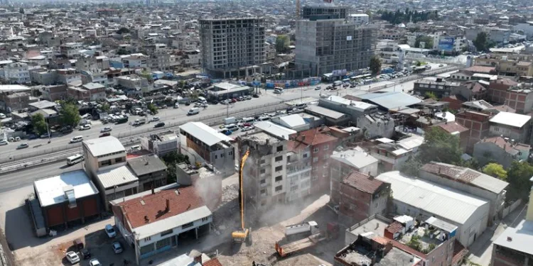 İstanbul Caddesi’nde yıkımlar devam ediyor