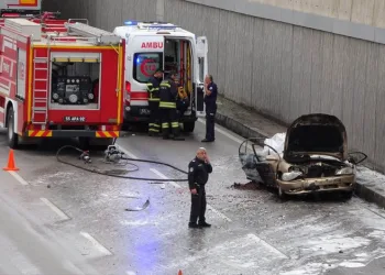 Arıza yapan araca TIR çarptı! 2 kişi yanarak öldü