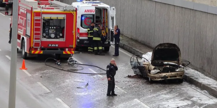 Arıza yapan araca TIR çarptı! 2 kişi yanarak öldü