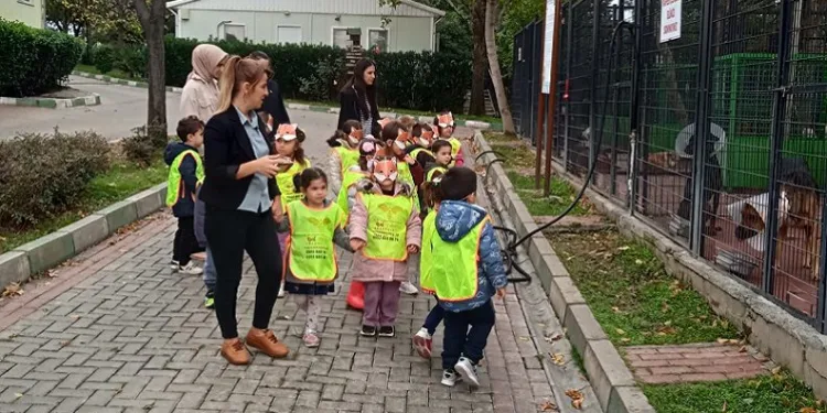 Minik öğrencilerden can dostlarına ziyaret