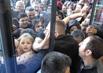 Bursa’da alışveriş izdihamı! Birbirlerini ezdiler
