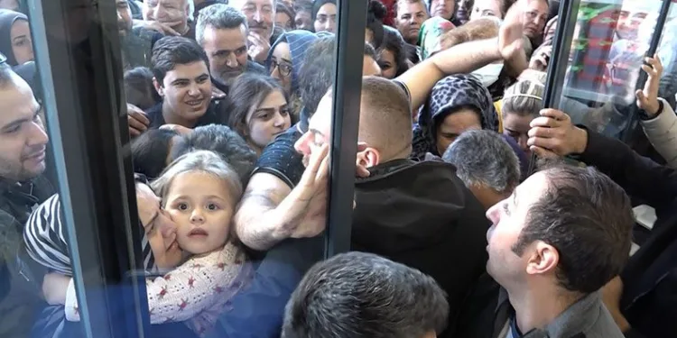 Bursa’da alışveriş izdihamı! Birbirlerini ezdiler