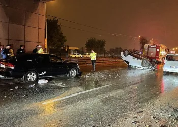 Bursa’da kontrolden çıkan araç yan yattı: 2 yaralı